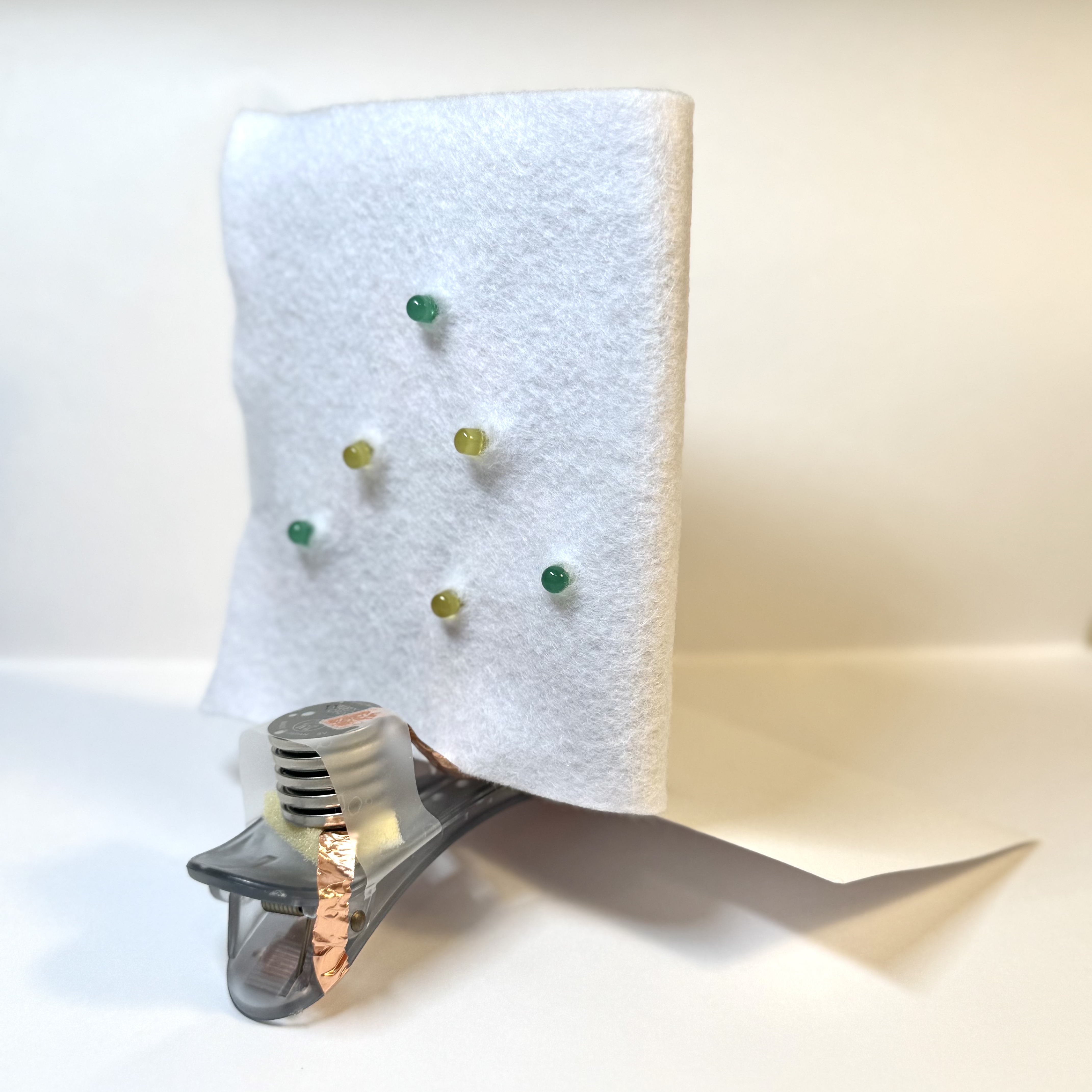 wearable circuit - Light-Up Hair clip angle 1